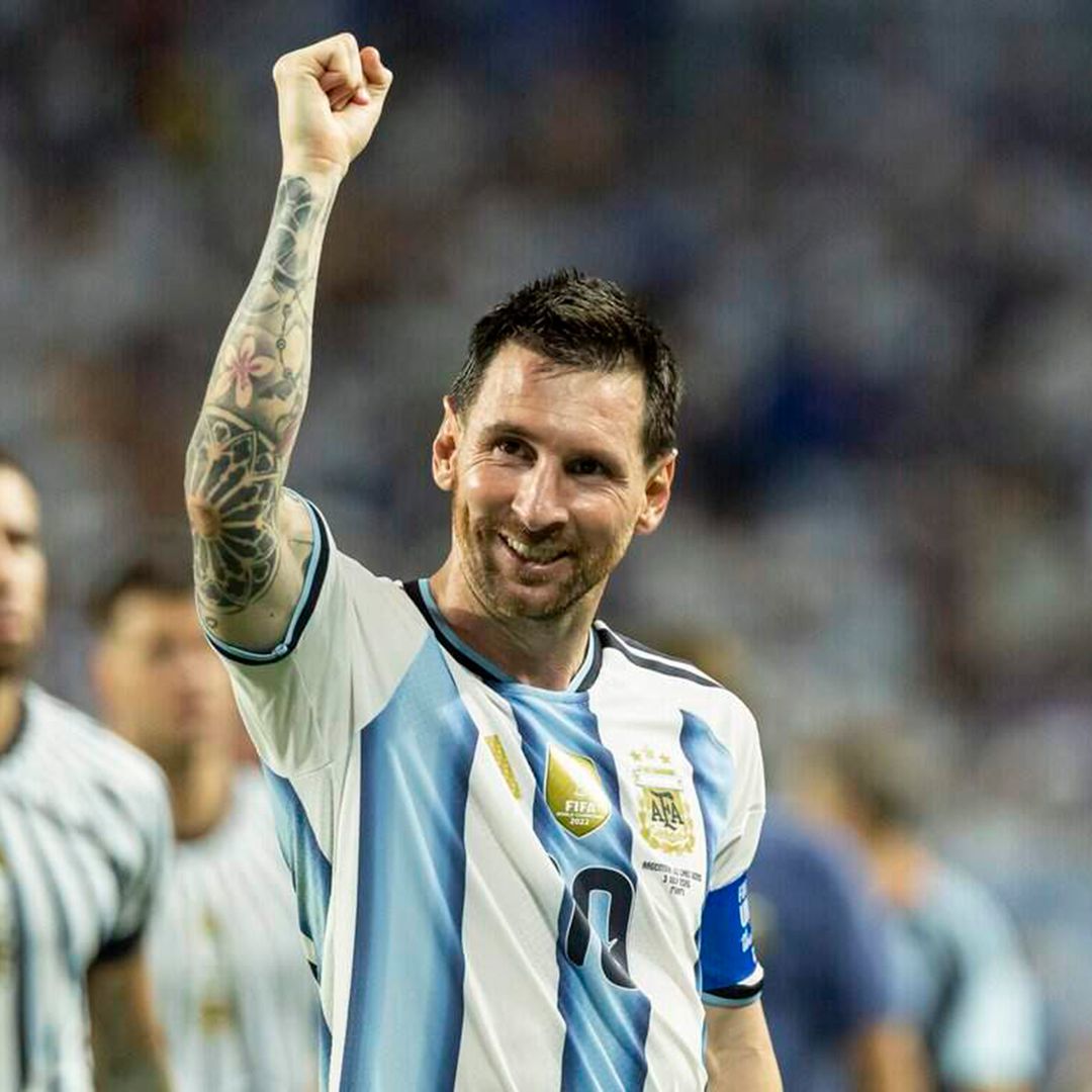 Lionel Messi accepts a Vatican-blessed rosary from one of his fans during a powerful encounter