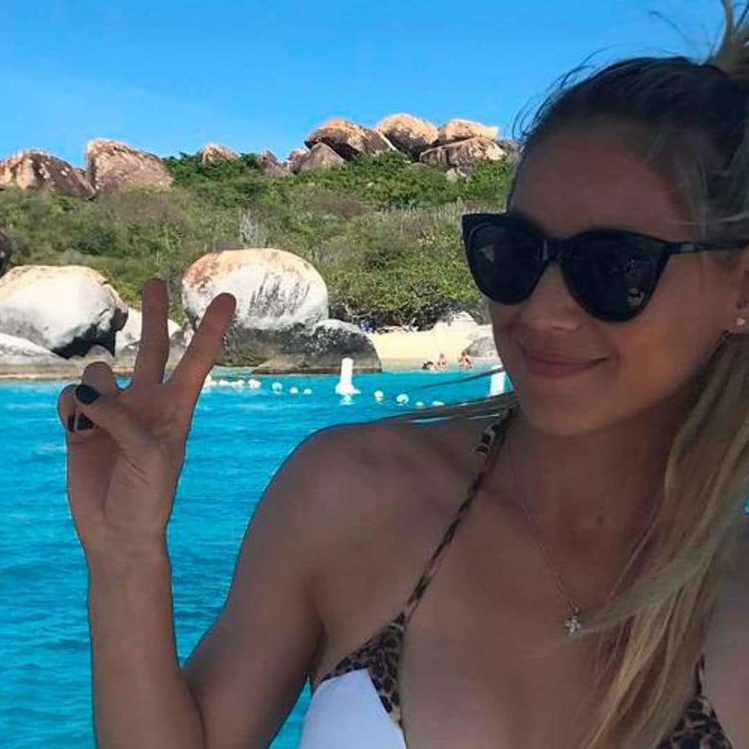 Anna Kournikova shows off her stunning bikini body!