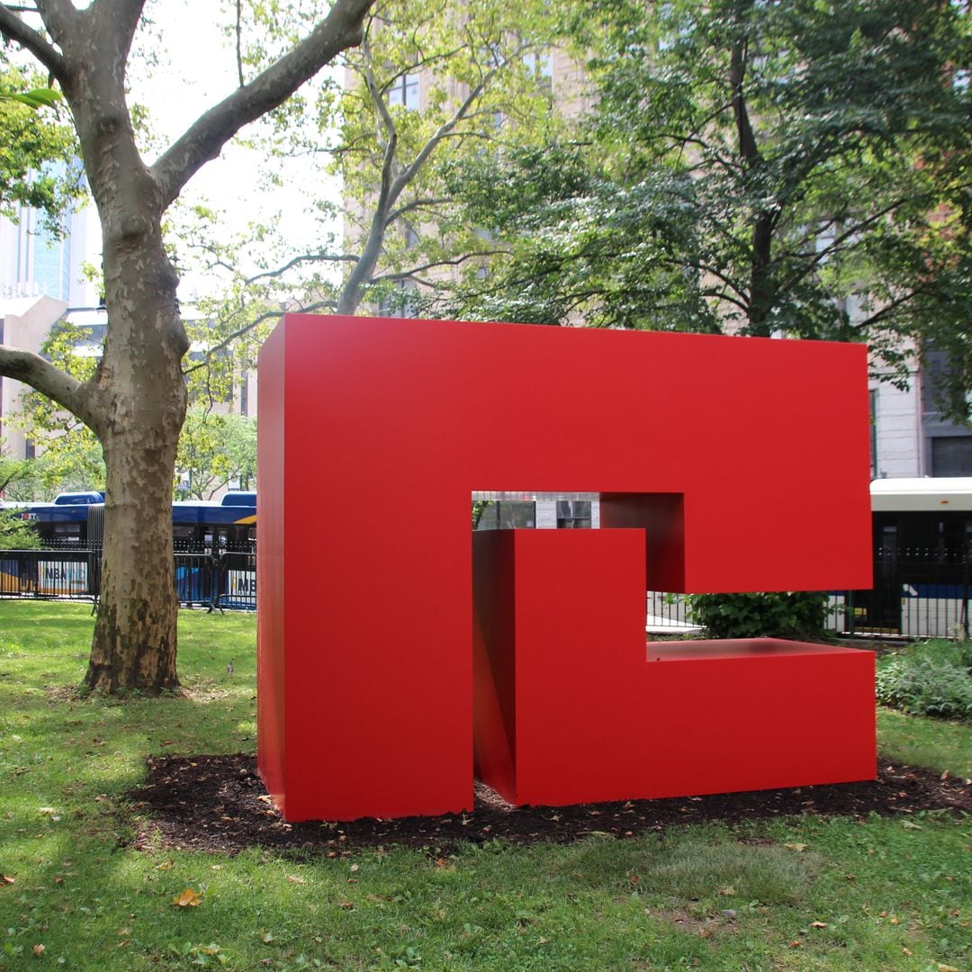In a New York park, a large sculpture exhibition by the 104-year-old artist Carmen Herrera is on view for the first time in the open air. 