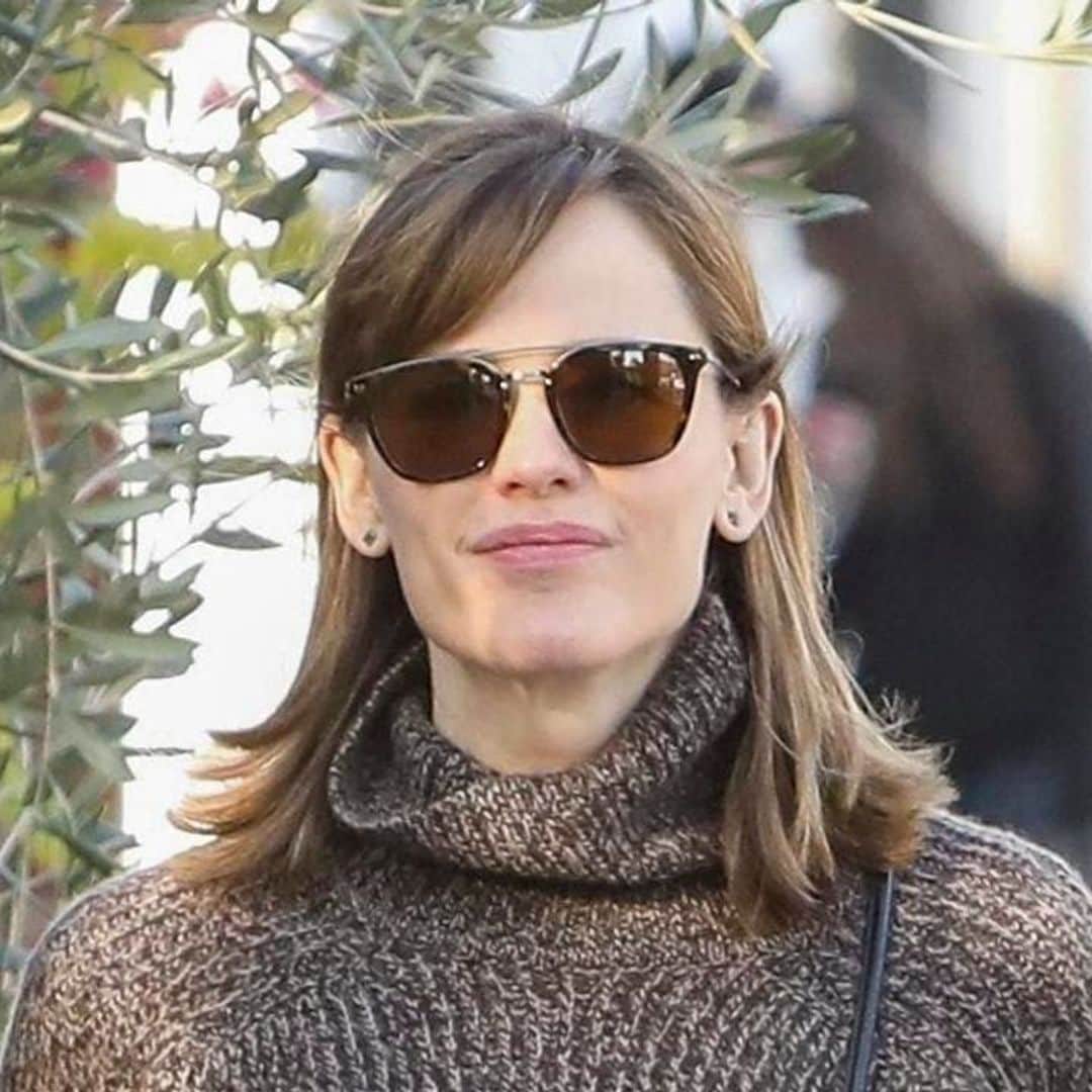 Jennifer Garner debuts new look for the holidays