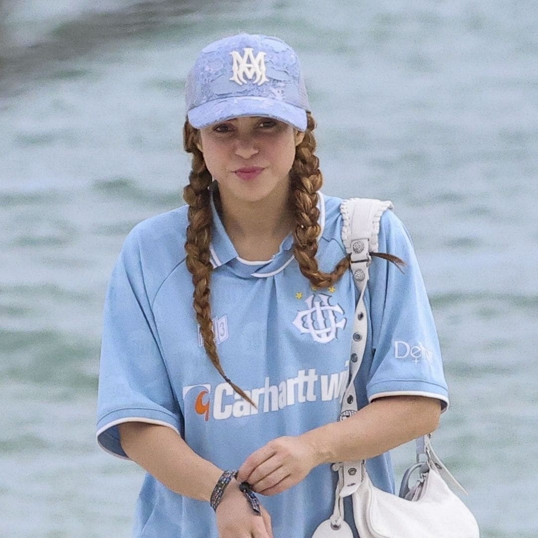 Shakira takes Milan and Sasha to a carefree day at the beach [VIDEO]