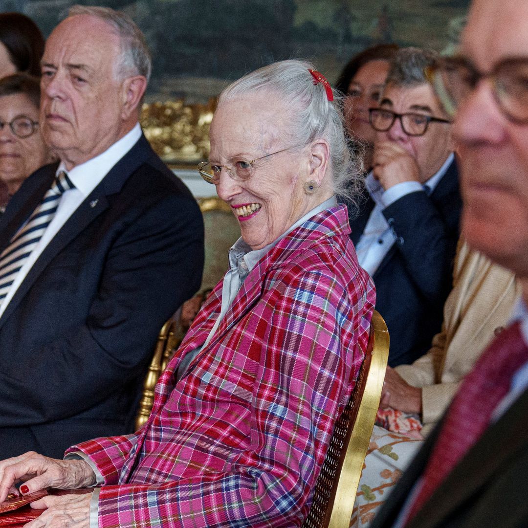 Queen Margrethe reappears after two hospitalizations: red lipstick, bright colors, and a walker