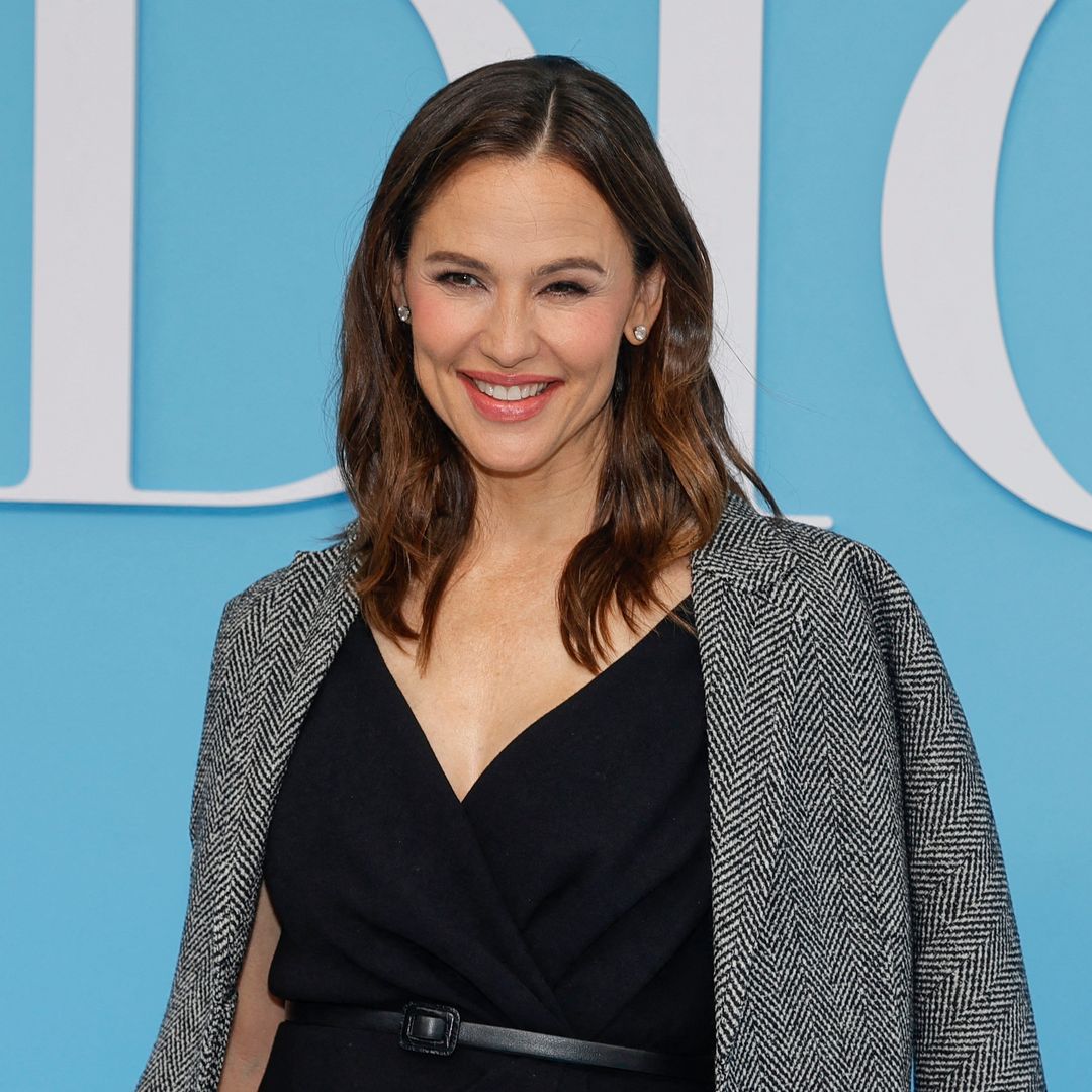 Jennifer Garner latest outfit in Paris is the perfect casual yet stylish look for Spring 