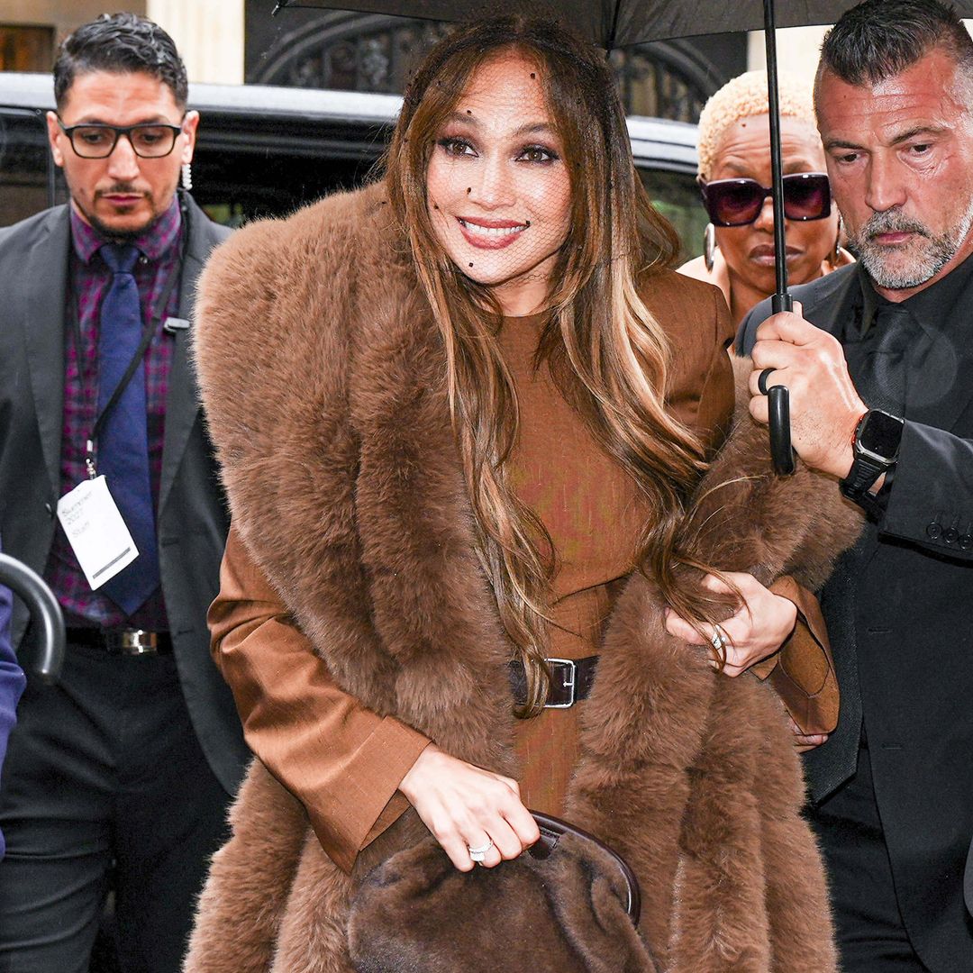 Jennifer Lopez looks happier after calling out Paris paparazzi