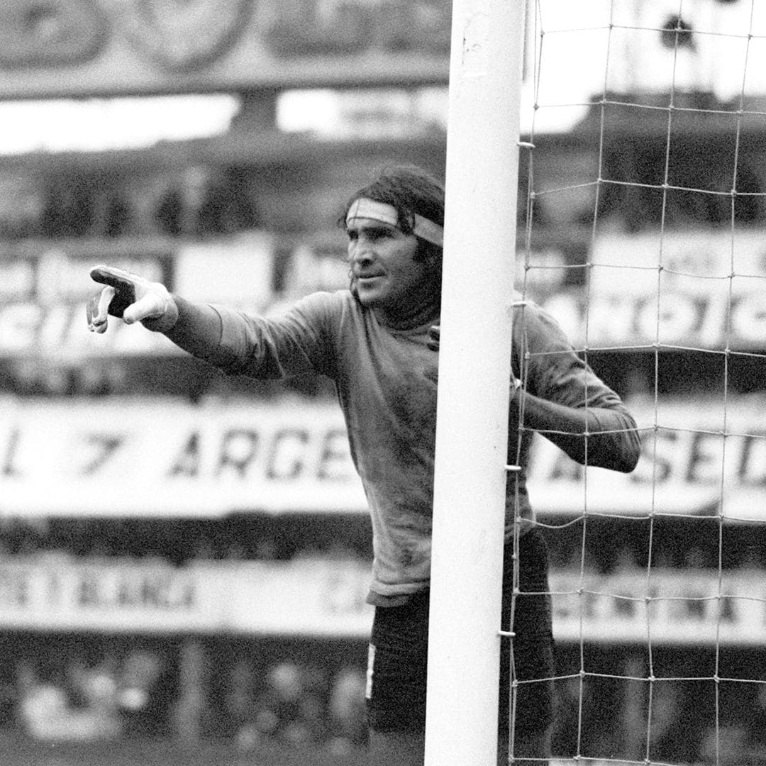 'El Loco' Gatti, legendary Argentine goalie and TV Personality, dies at 80 after medical complications