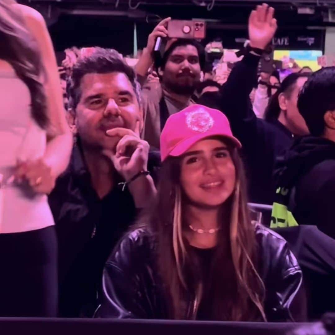 Antonio de la Rúa watching Shakira perform 'January Day'.