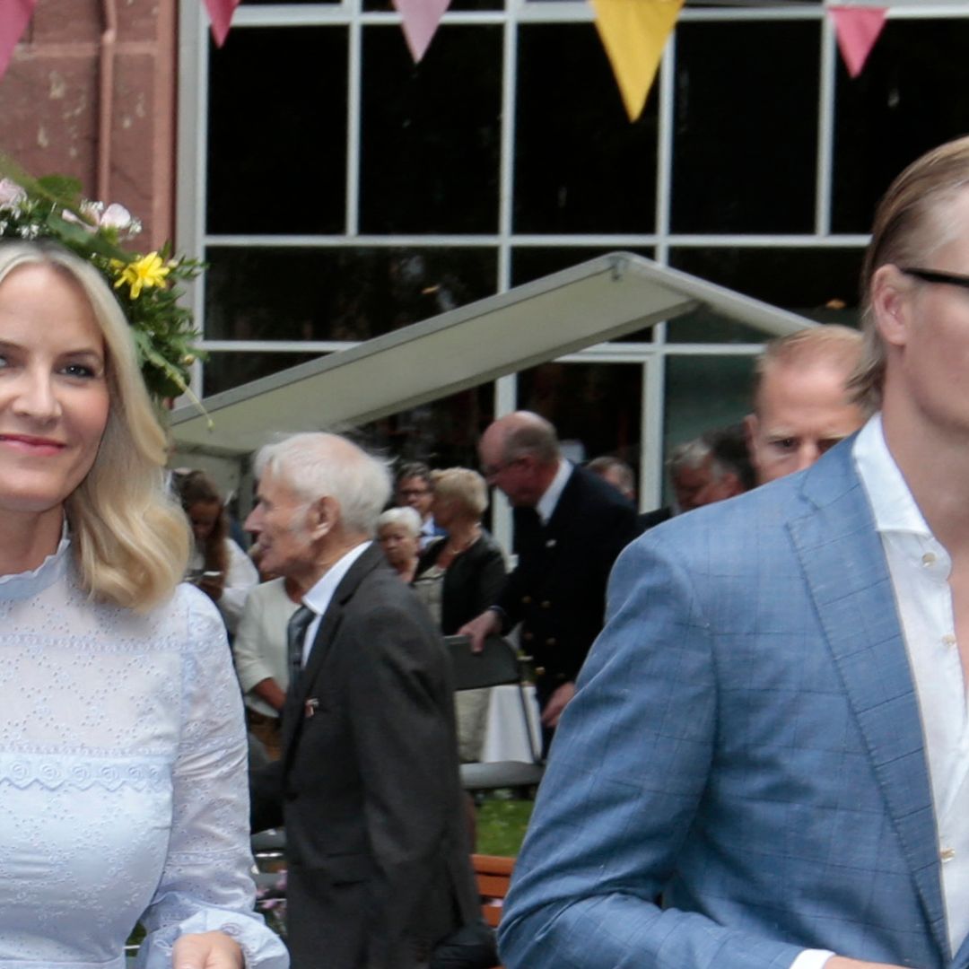 Mette-Marit visits Marius Borg in prison ahead of National Day — With a breathing aid in hand