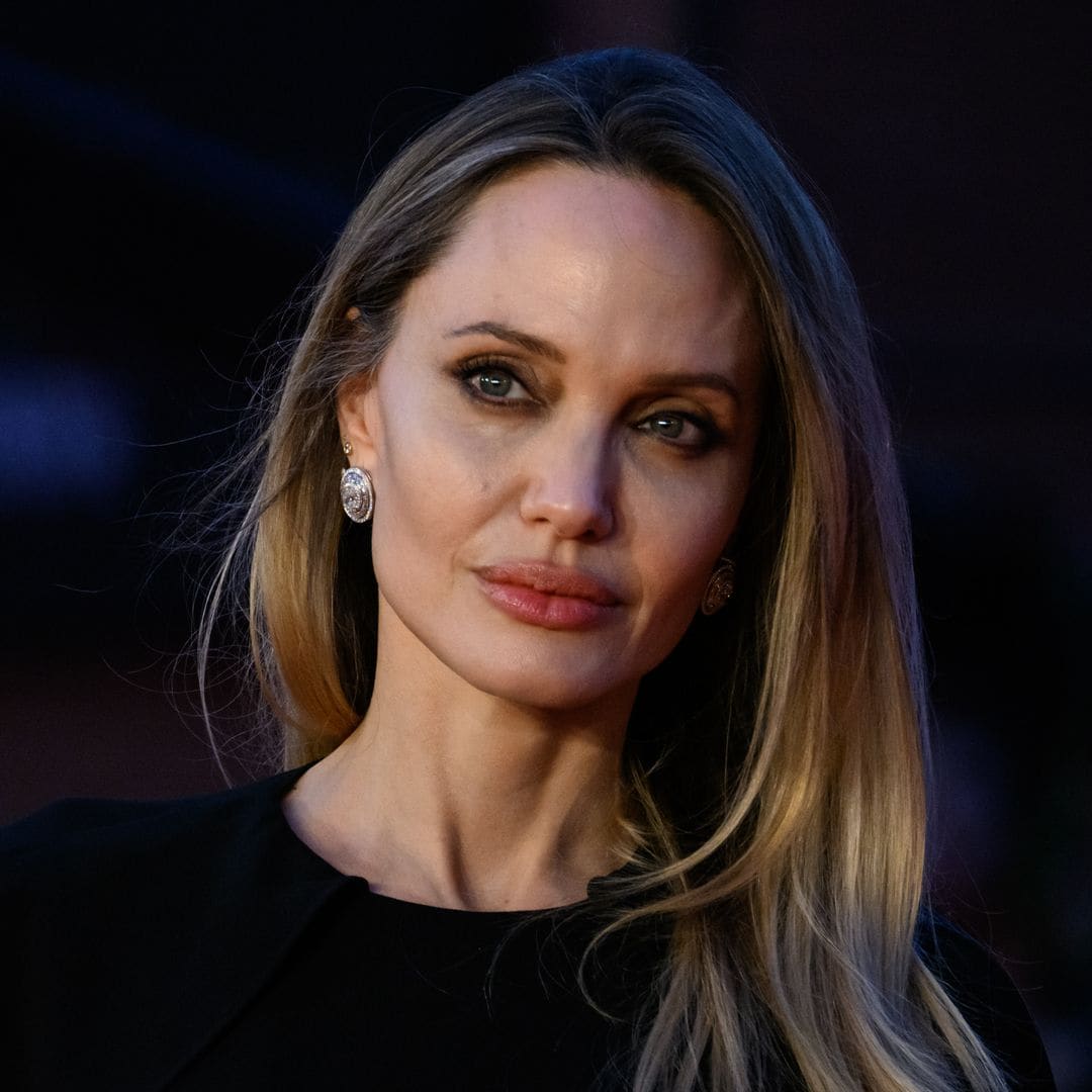 Angelina Jolie visits children in Ukraine while wearing a bulletproof vest