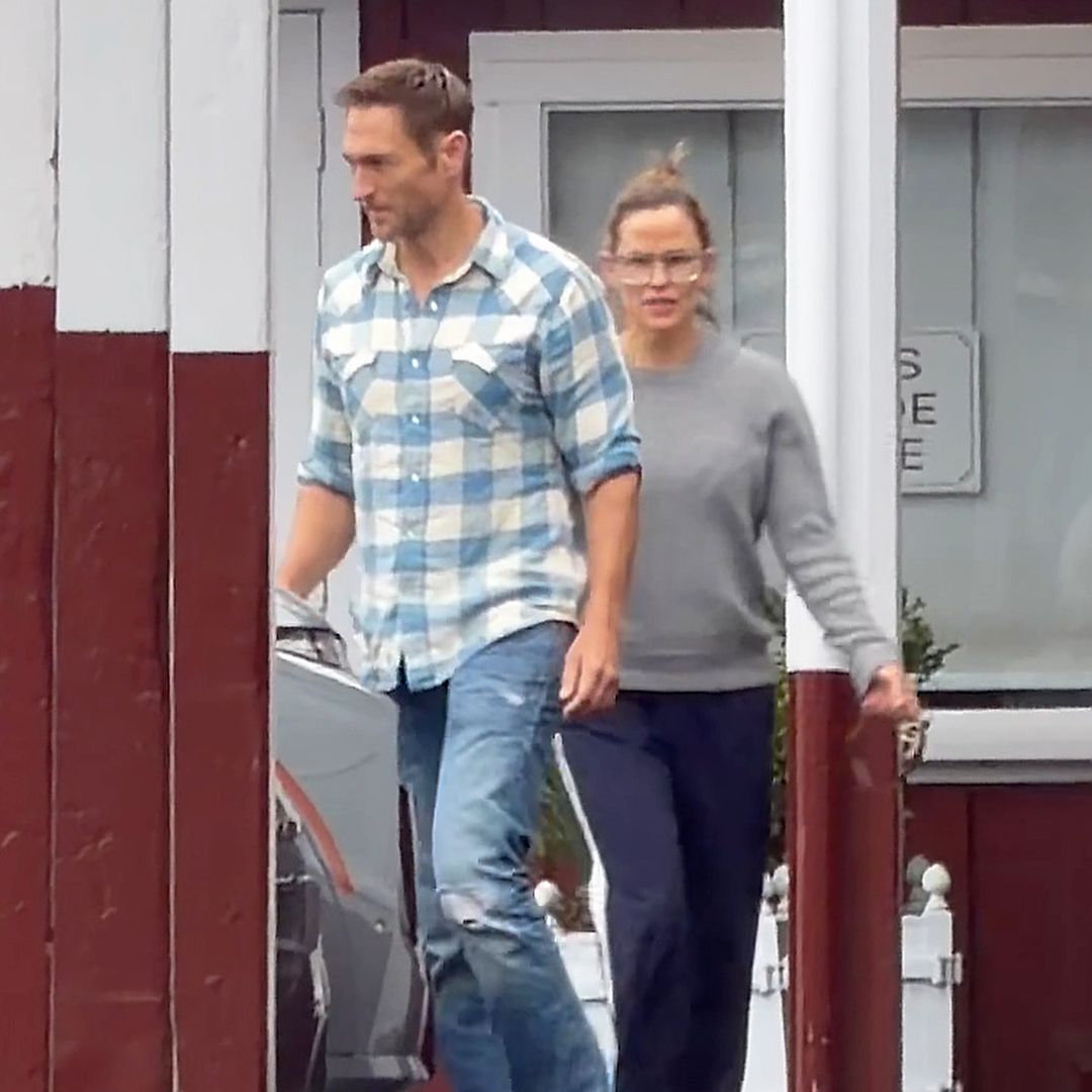 Jennifer Garner and John Miller share rainy Labor Day embrace
