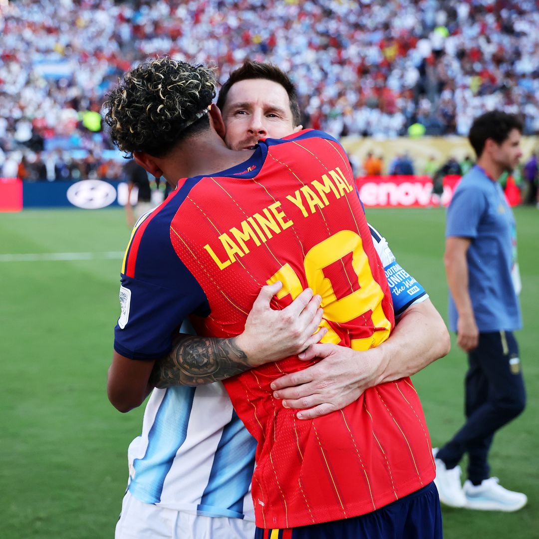 Lamine Yamal congratulated by Lionel Messi