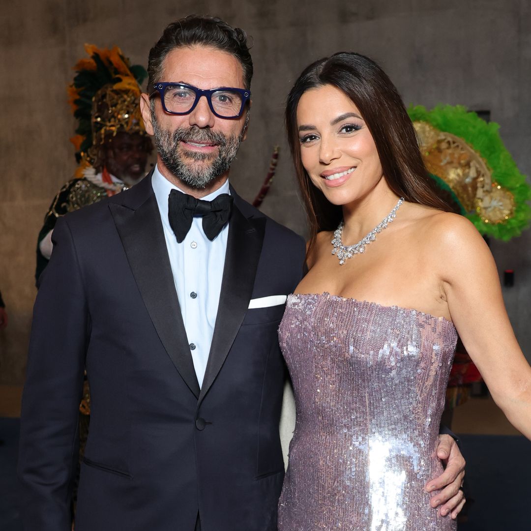 Eva Longoria and José Bastón have dream beach date: wine, selfies, and their dog