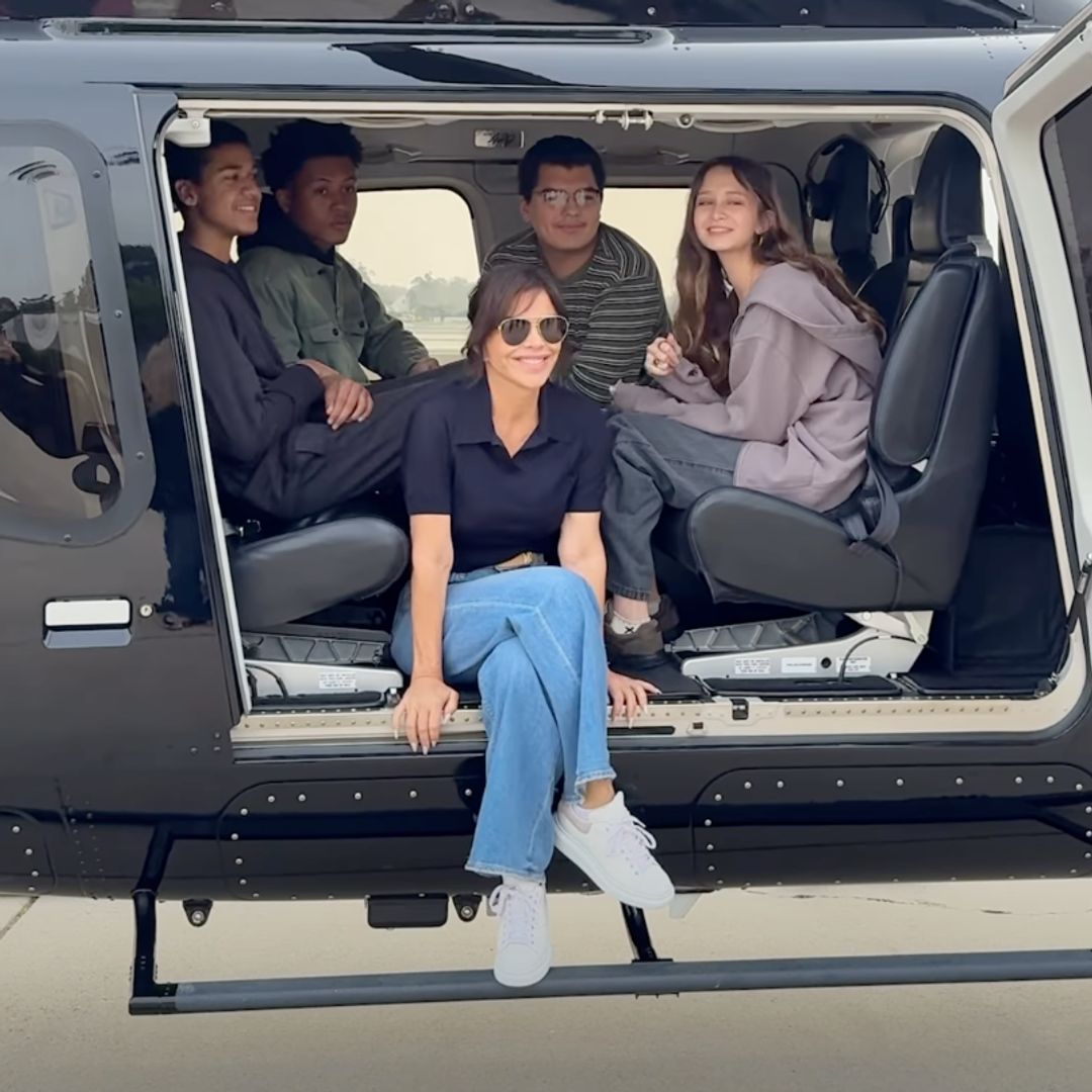 Lauren Sánchez Bezos gives high school students a ride on her helicopter