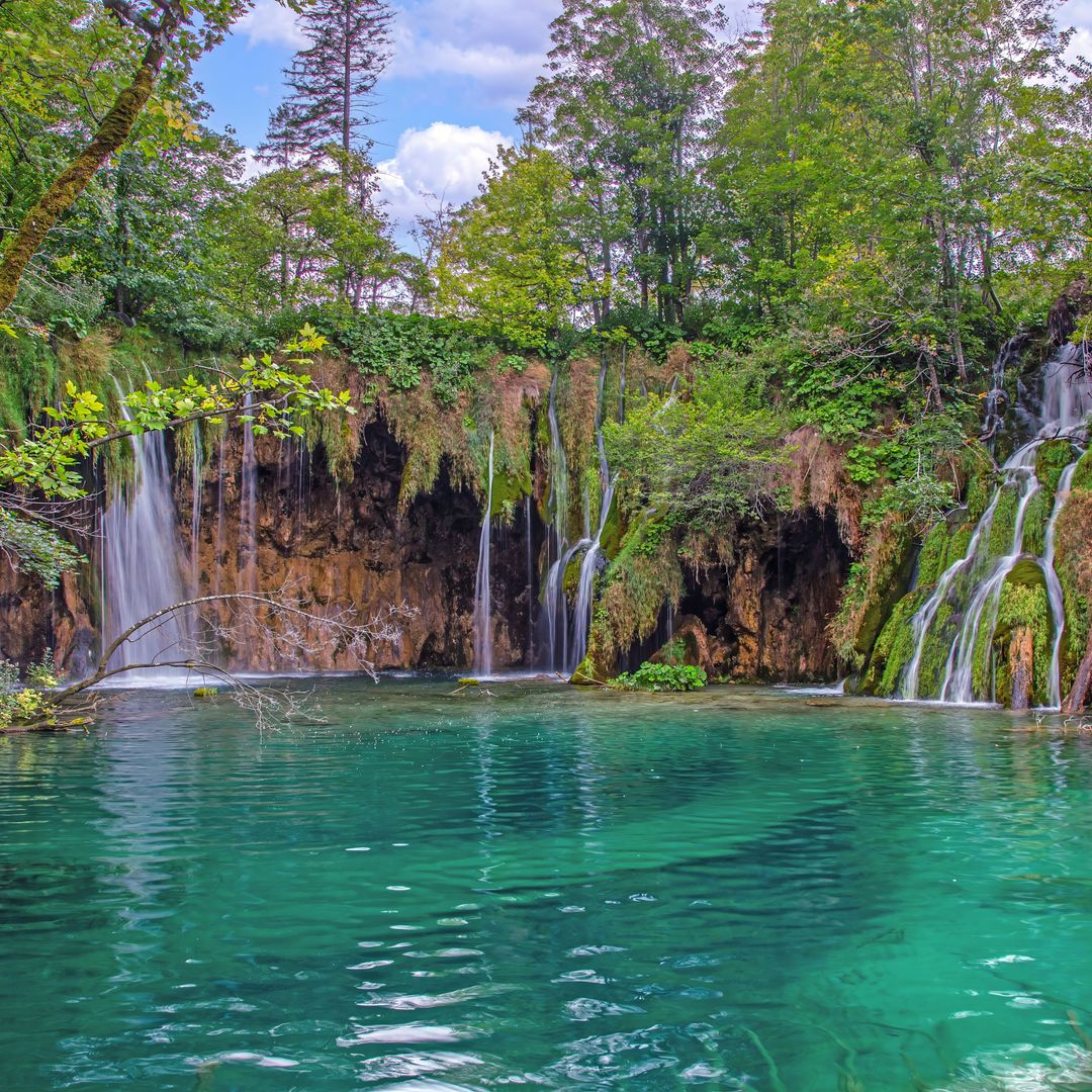 9 of the most breathtaking lakes on earth for your travel bucket list