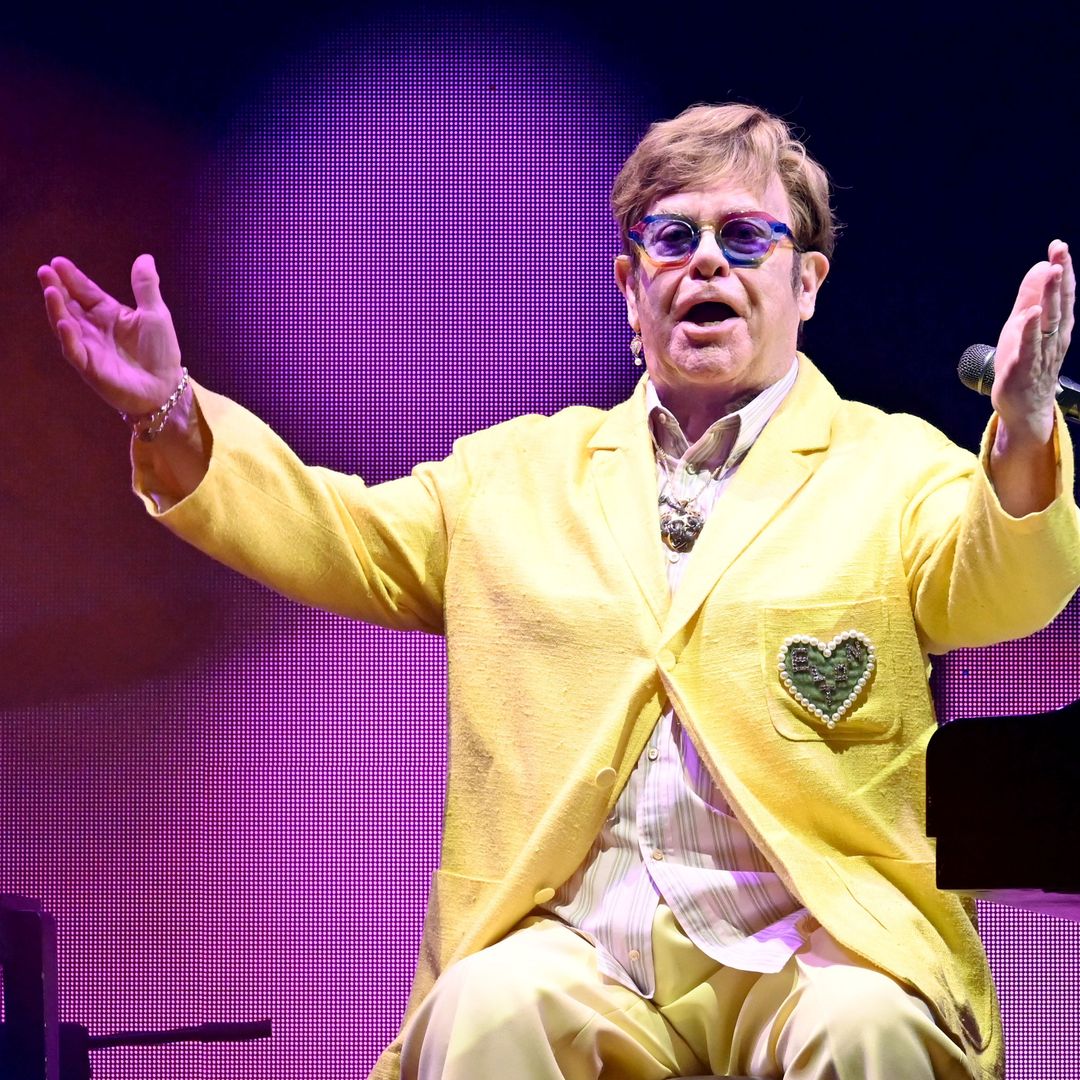 Elton John frightens fans with bedridden hospital pictures