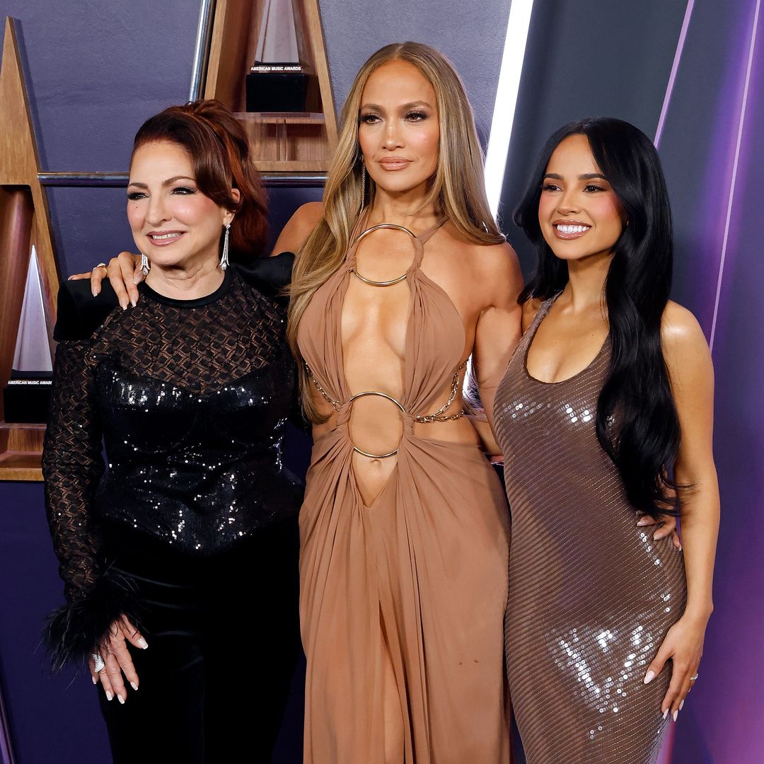 Gloria Estefan, Jennifer Lopez, and Becky G were pure power at the 2025 AMAs [VIDEO]