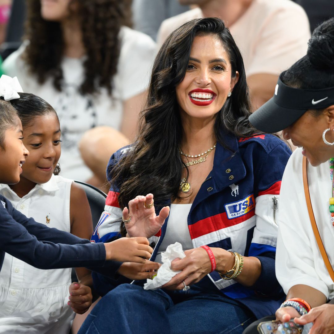 Vanessa Bryant and Coco Gauff cheer on Sabrina Ionescu at Liberty vs. Sky showdown