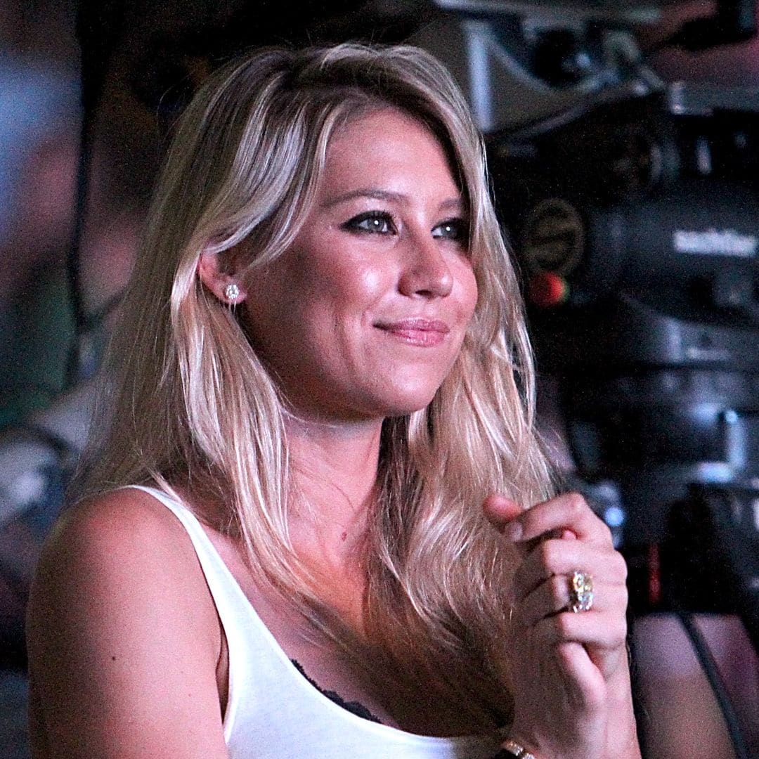 Anna Kournikova shows off baby bump and reveals how far along she is
