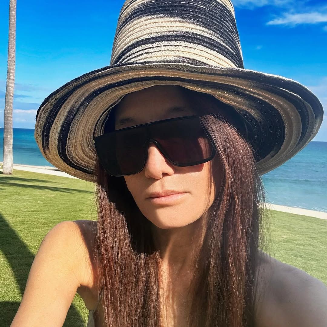 Vera Wang, 76, stuns in glamorous Christmas photos, fans say she’s aging backwards