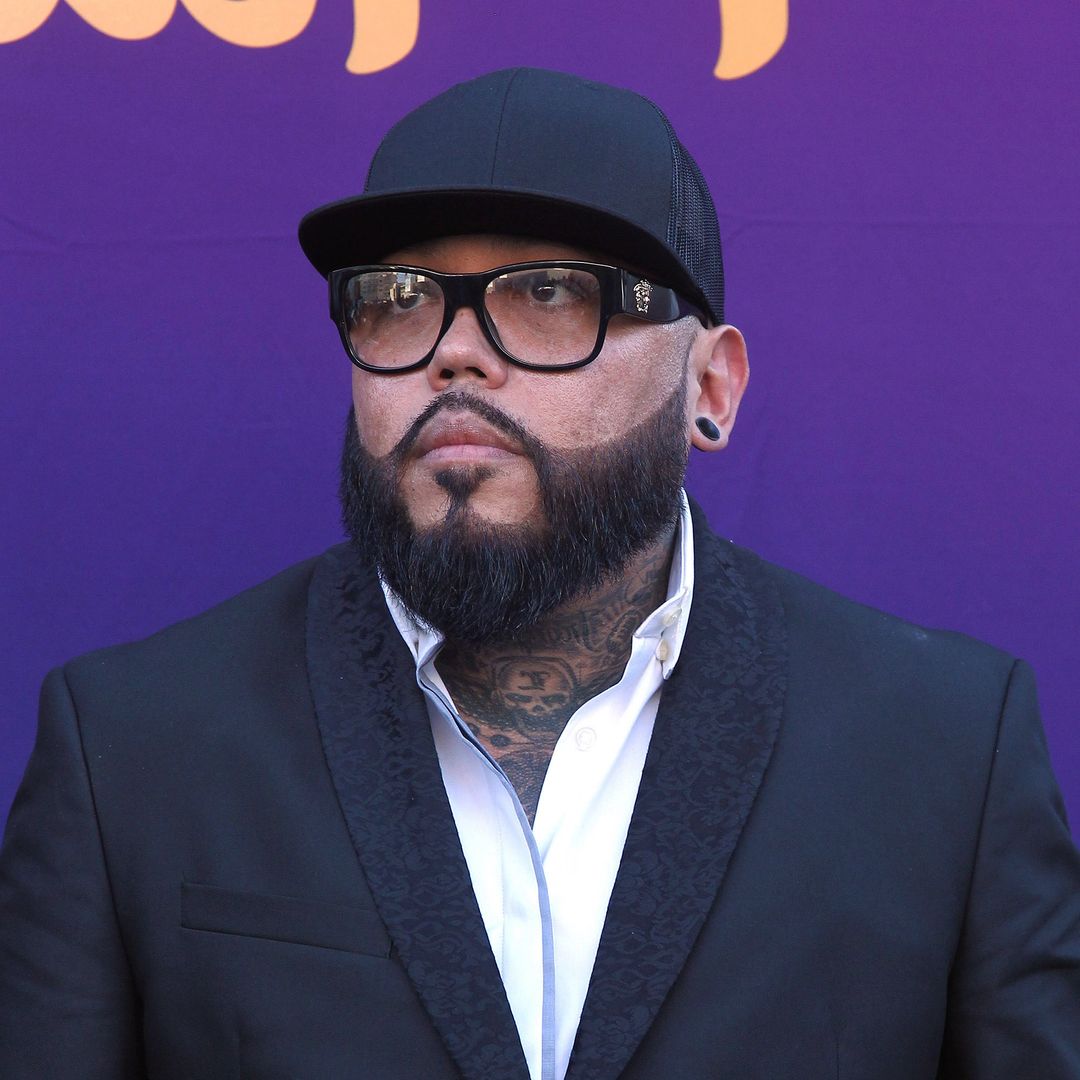 A.B. Quintanilla shows legal papers after Suzette Quintanilla denies lawsuit