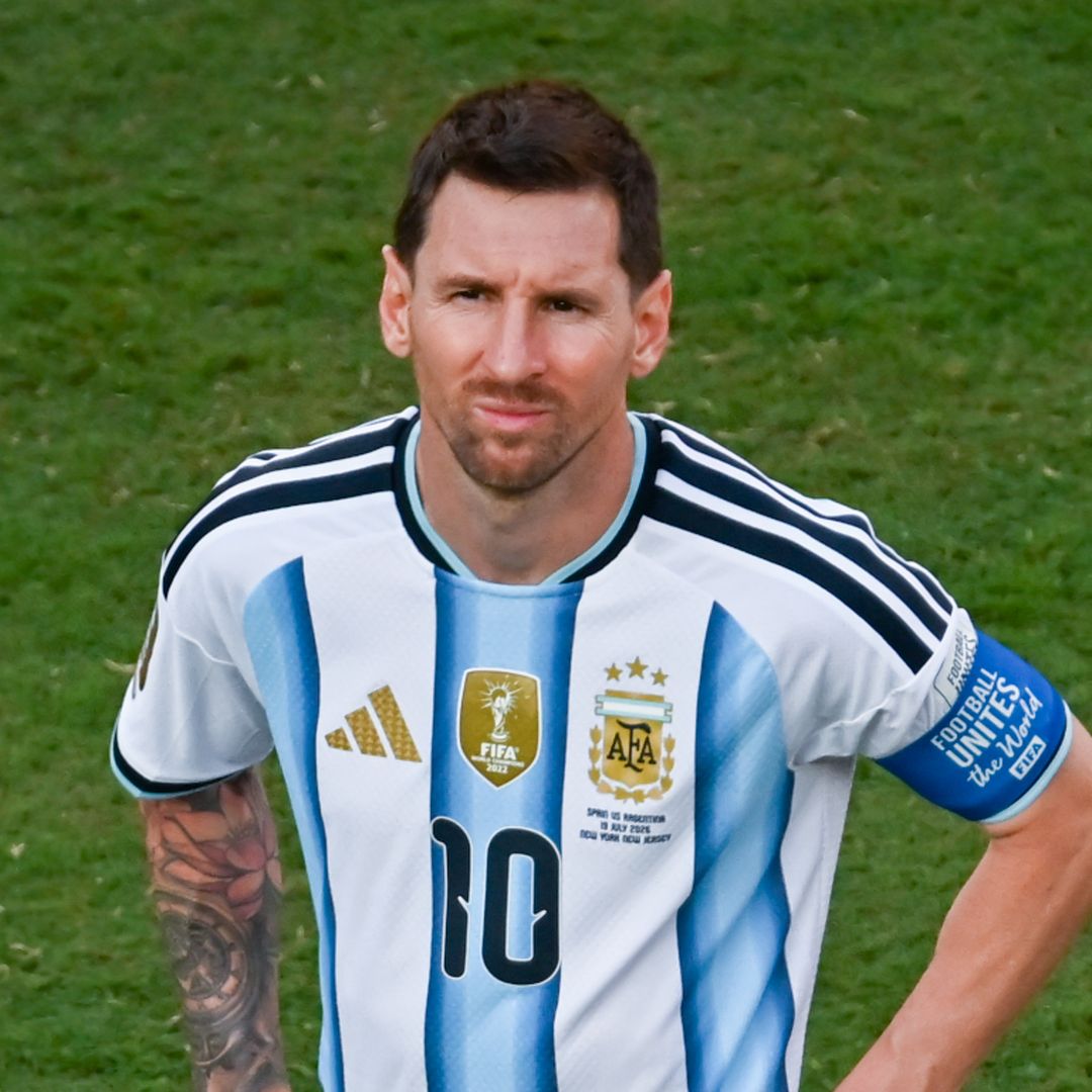 Lionel Messi arrives in Argentina with his family for final match
