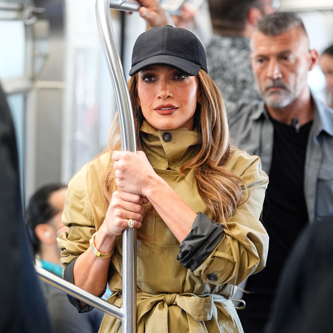 Jennifer Lopez captured riding on the New York City subway: Where was she going? [VIDEO]