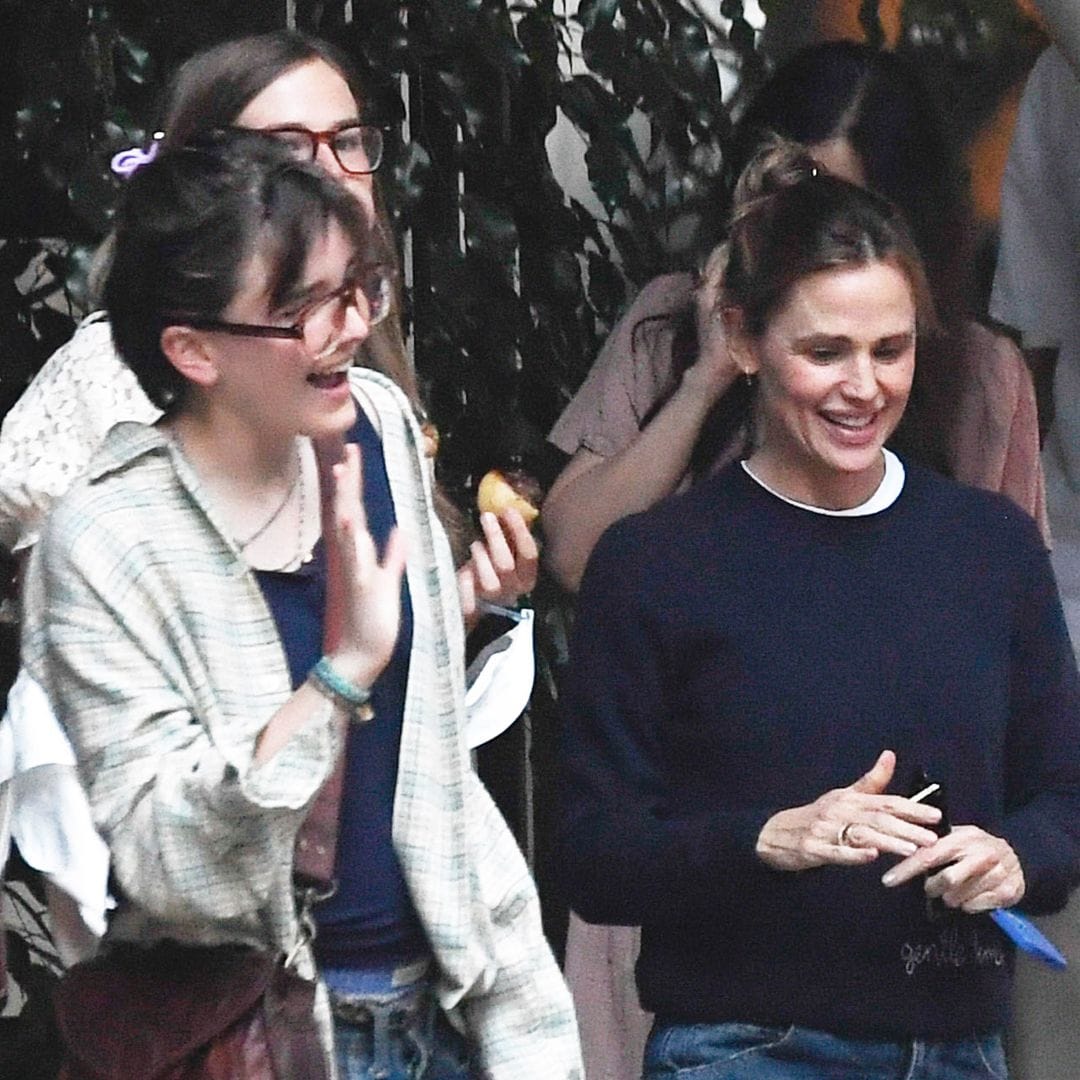 Jennifer Garner and Violet Affleck turn driving lessons into a family affair with Fin