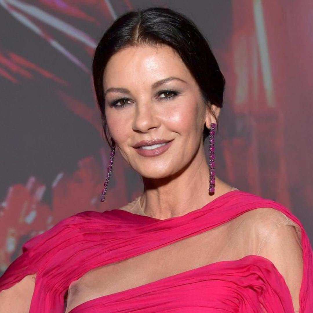 Catherine Zeta-Jones’ shows off her singing skills and plays the piano while staying home