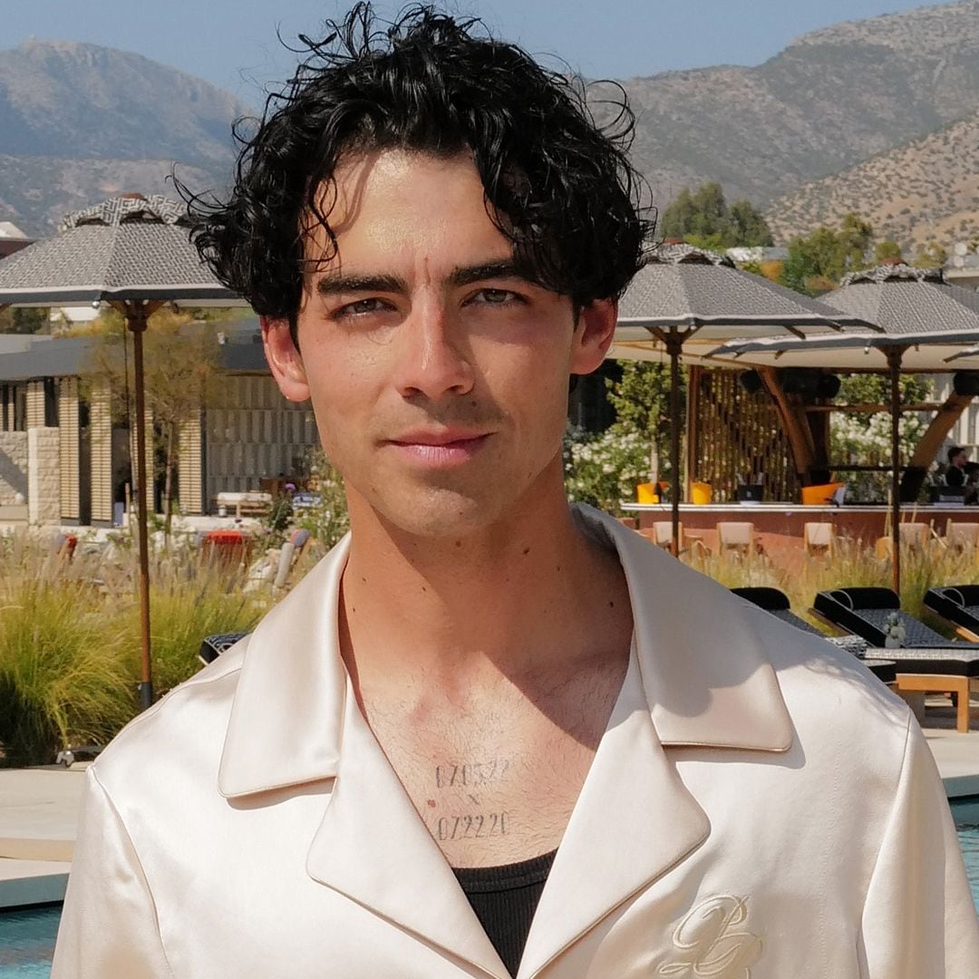 Joe Jonas shows off his six-pack on the beaches of Miami