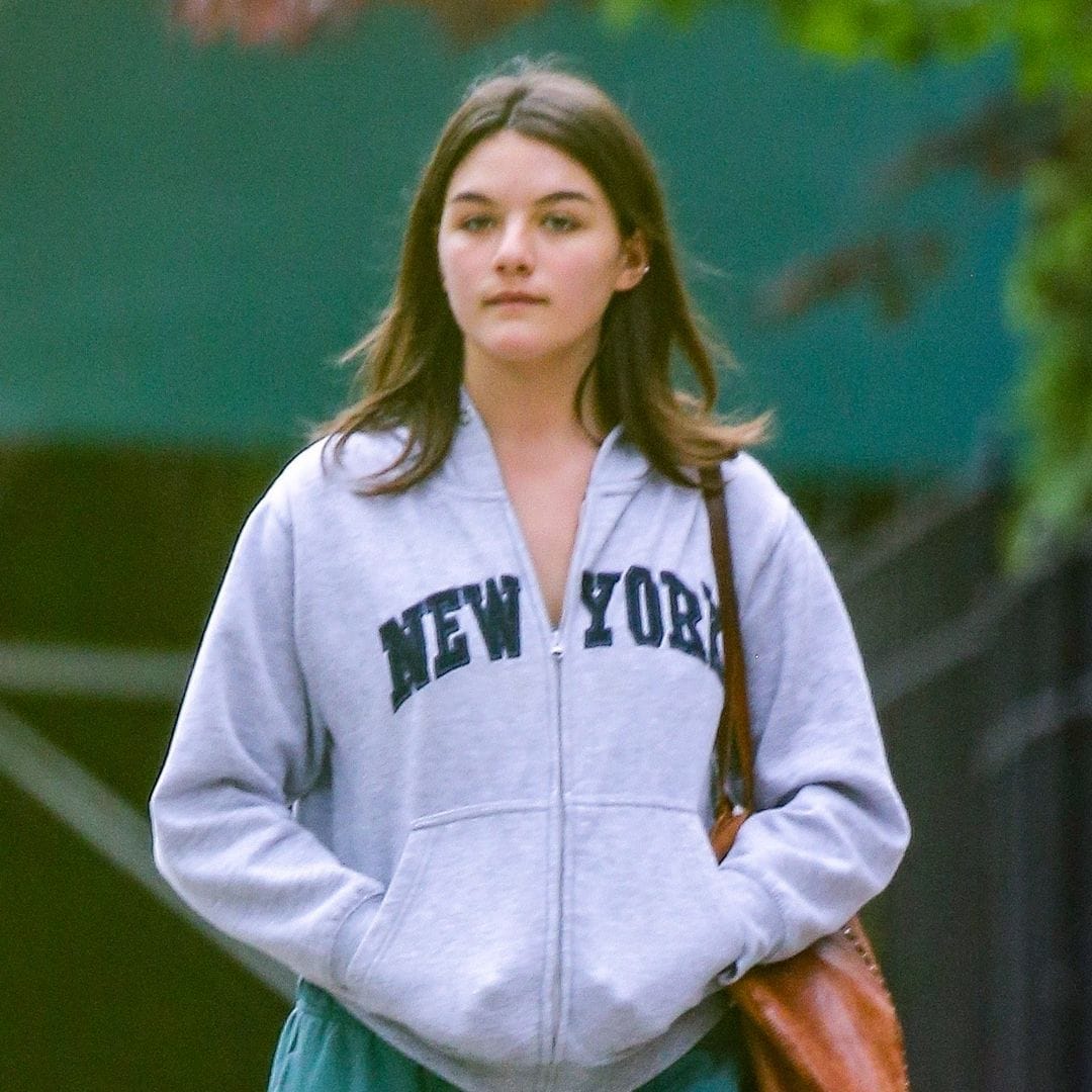 Suri Cruise channels her New Yorker roots in sweats for an iced coffee run