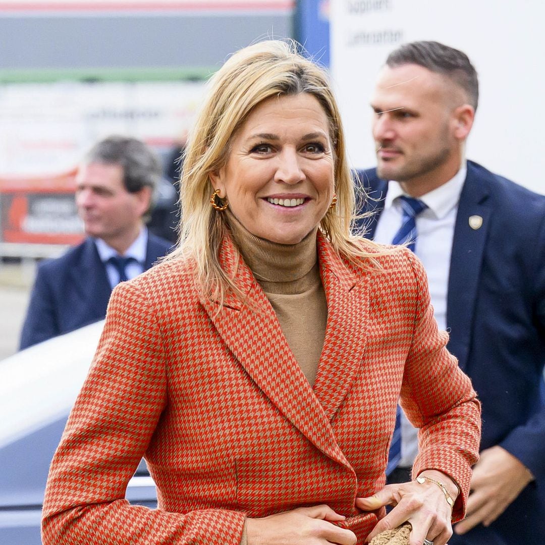 Queen Máxima switches things up, trading her brooches for a trendy ‘Teddy’ bag