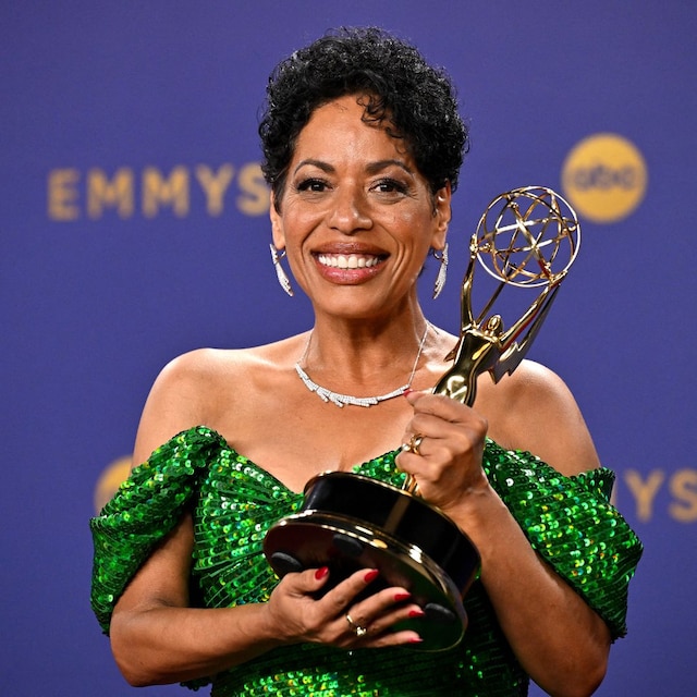  Recorte manual US actress Liza Colon-Zayas poses in the press room with the award for Outstanding Supporting Actress in a Comedy Series for "The Bear" during the 76th Emmy Awards at the Peacock Theatre at L.A. Live in Los Angeles on September 15, 2024. (Photo by Robyn Beck / AFP) (Photo by ROBYN BECK/AFP via Getty Images)