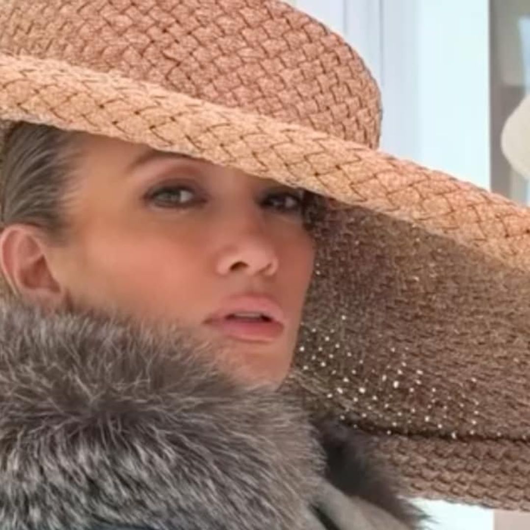 Jennifer Lopez’s sophisticated looks in Paris, and her favorite accessory in two colors