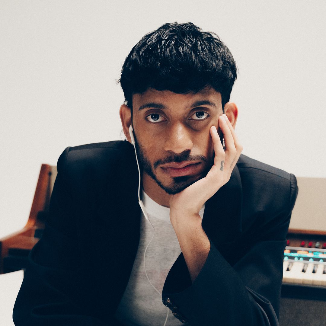 Marcelo Rubio unpacks masculinity and the emotions men are taught to hide on 'Vulnerable, más de lo normal'