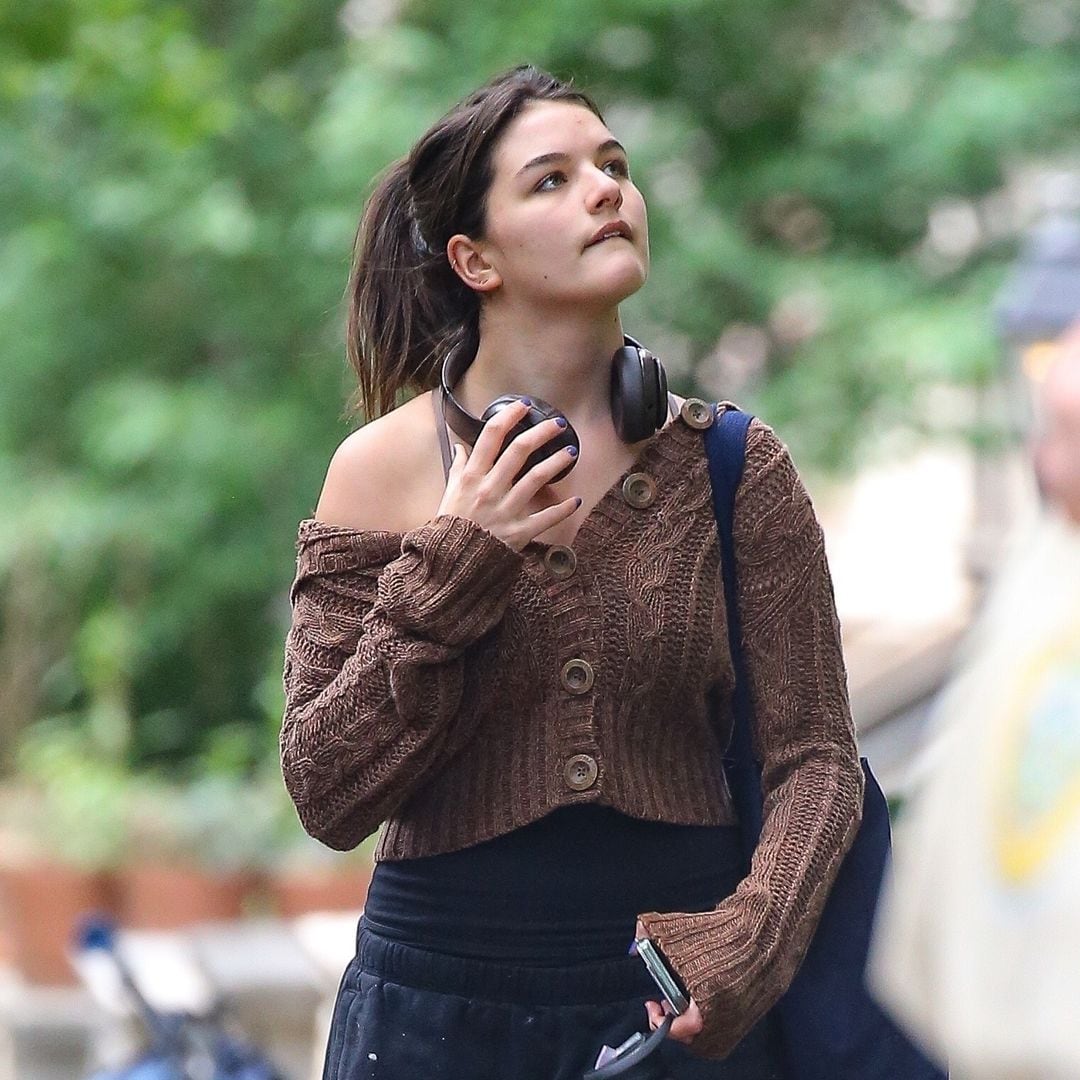 Suri Cruise nails transitional weather style in an artsy, laidback look