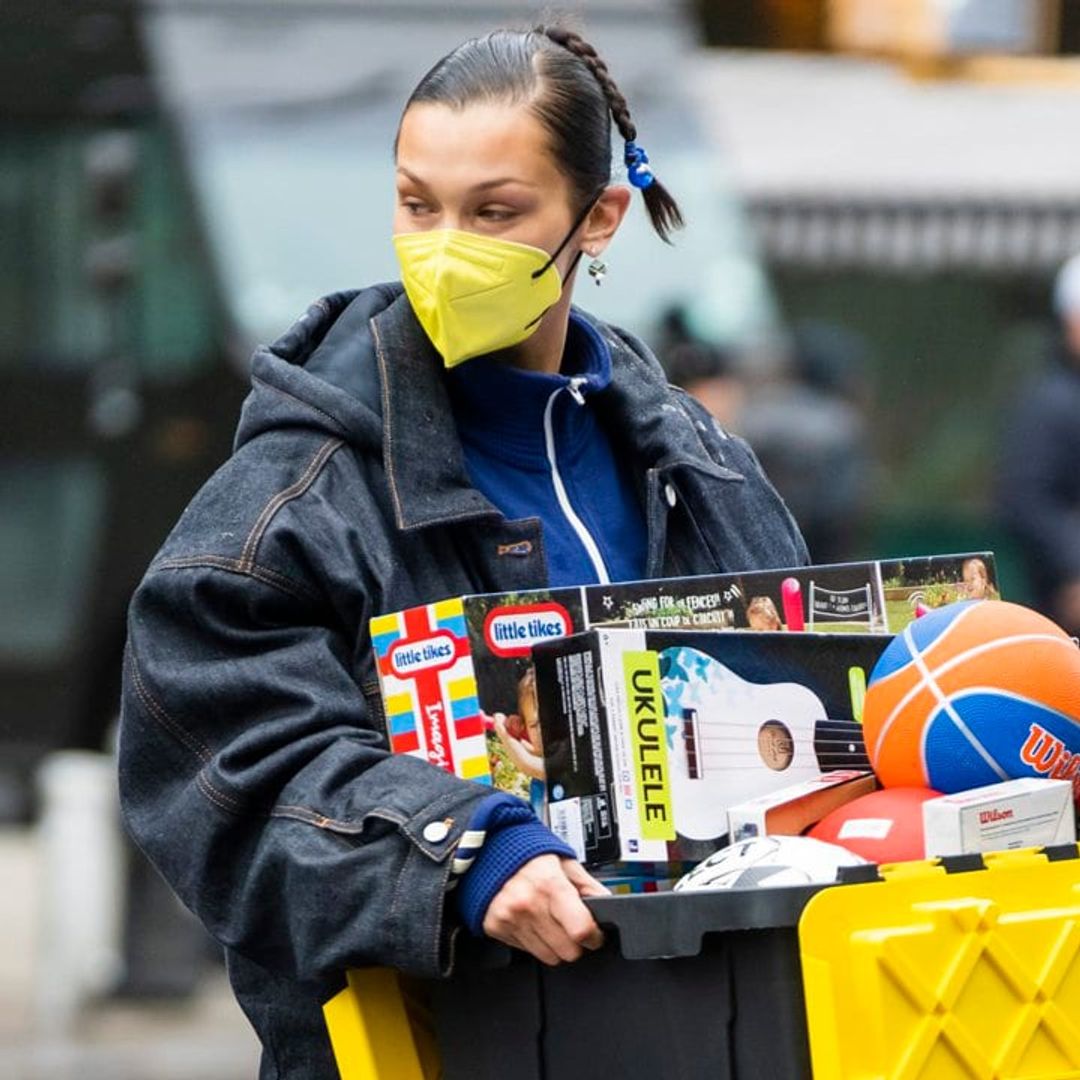 Bella Hadid collects toys in New York to deliver them to the city’s underprivileged
