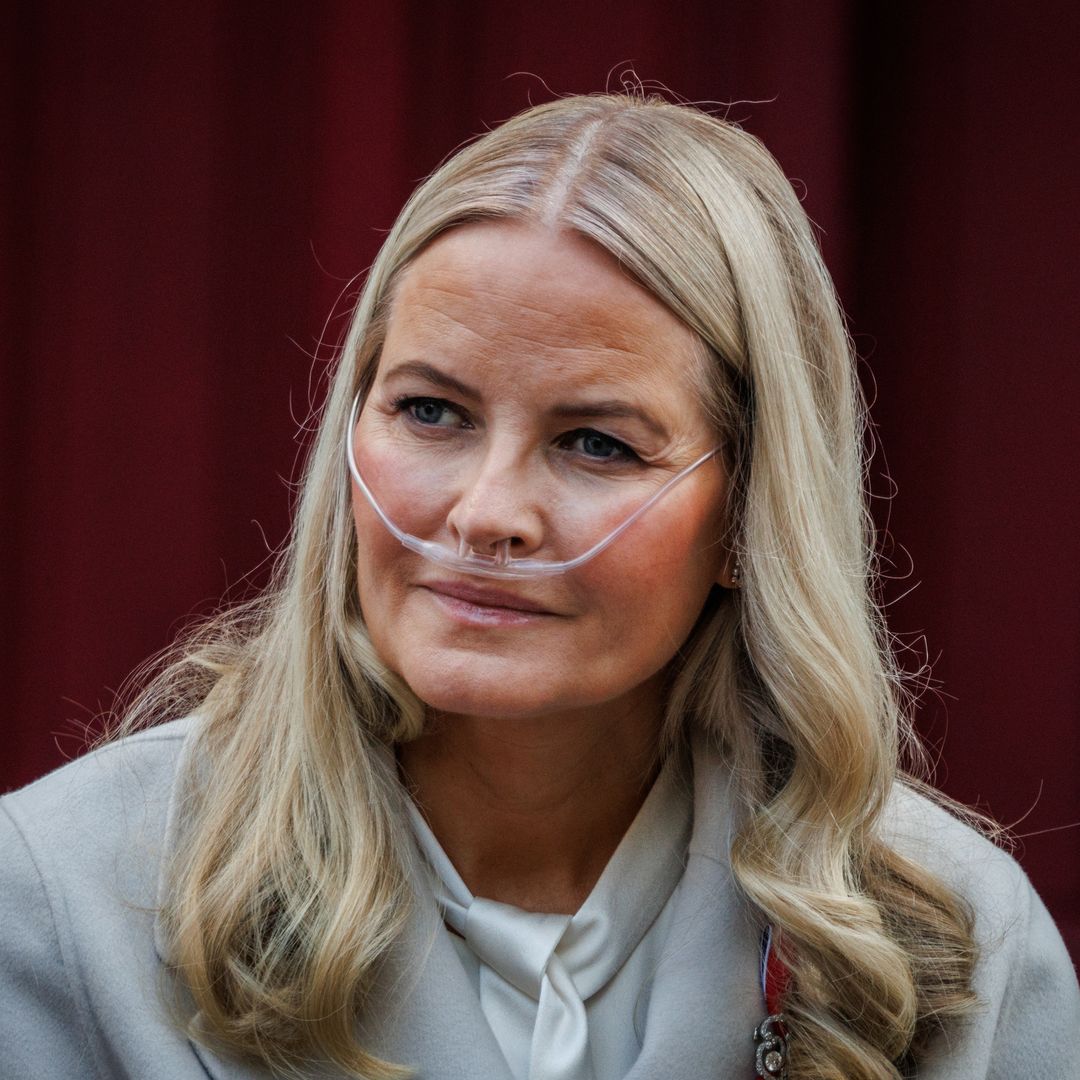The most fragile image of Princess Mette-Marit on National Day: oxygen, pauses, and a severe coughing episode