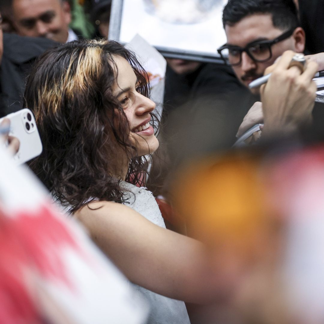Rosalía llega a Argentina junto a Loli Bahia tras la polémica por la que tuvo que disculparse
