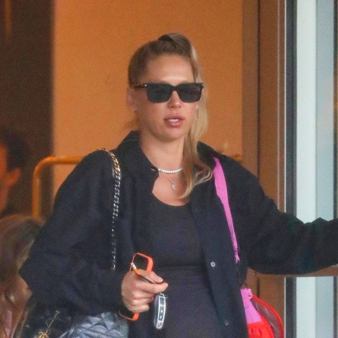 Anna Kournikova glows in Miami as she embraces the holidays ahead of baby No. 4