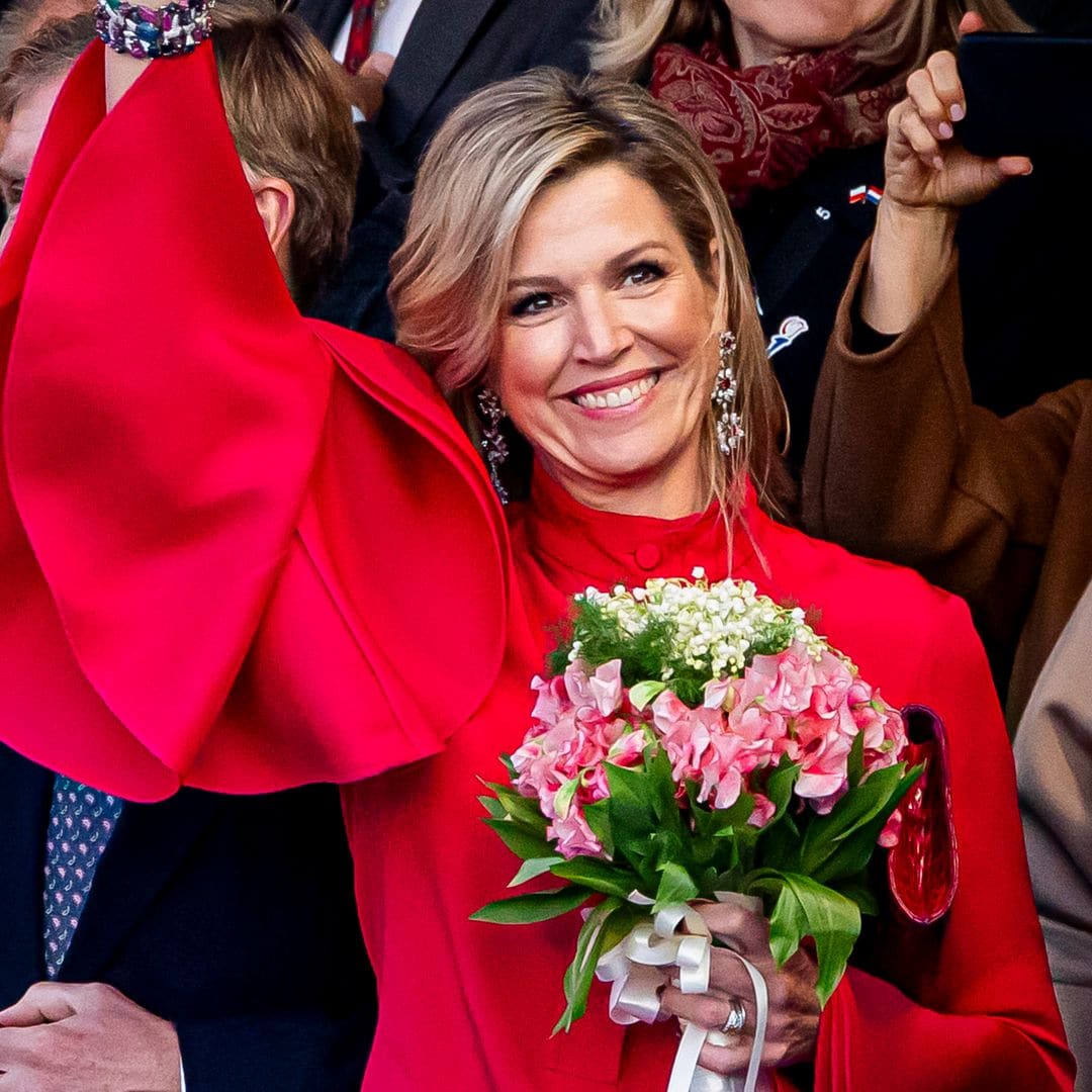 Queen Máxima brings bold glamour this fall in a fuchsia Oscar de la Renta she last wore six years ago