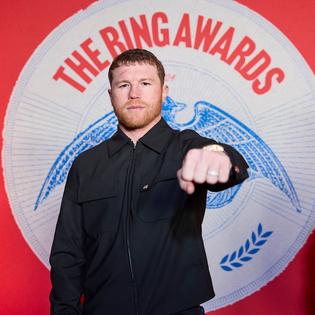 Maria Fernanda y Saúl Adiel, los hijos menores de 'Canelo' Álvarez, posan con su nueva hermanita en brazos