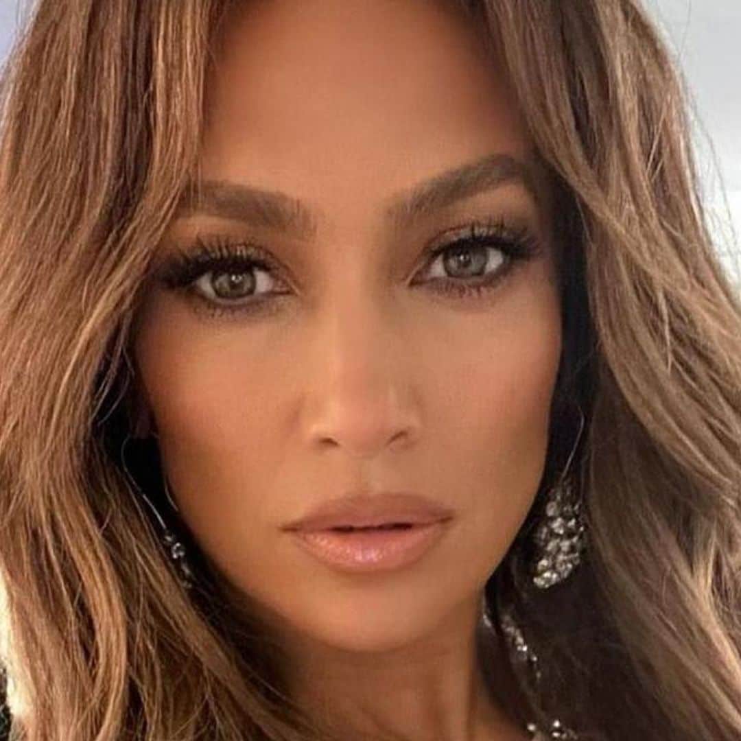 Jennifer Lopez looks stunning even after sleeping in yesterday’s makeup and here’s a photo to prove it