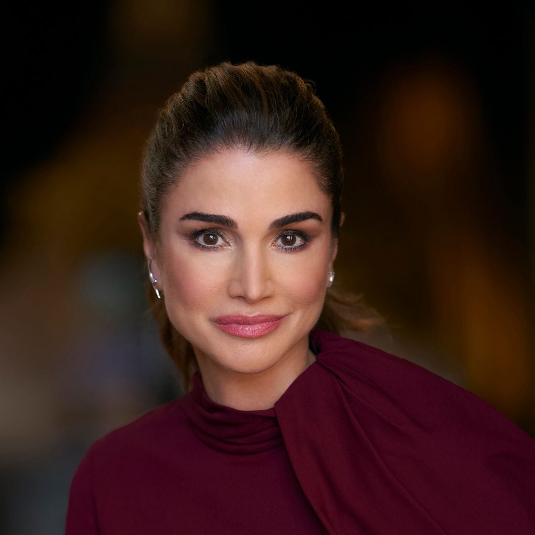 Queen Rania of Jordan shines in all-white sash, chilaba, and shirt dress honoring tradition