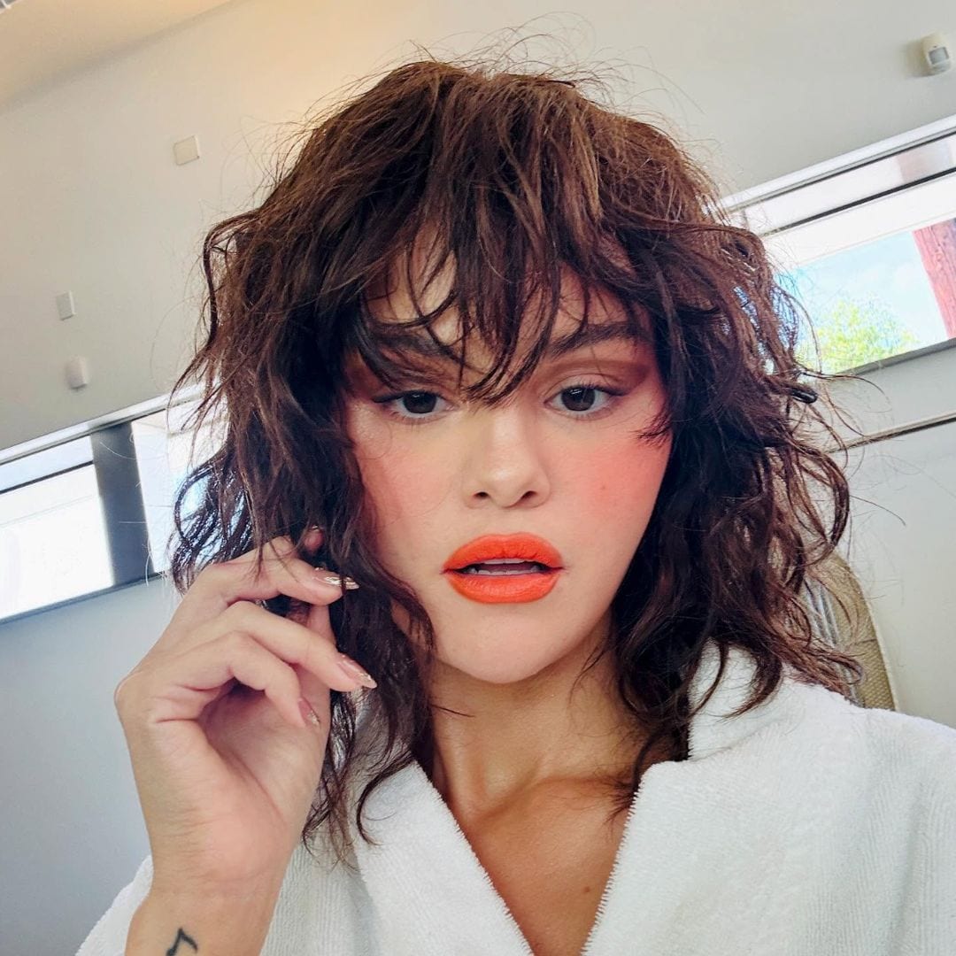 Selena Gomez celebra su cumpleaños con un 'look' memorable de inspiración setentera