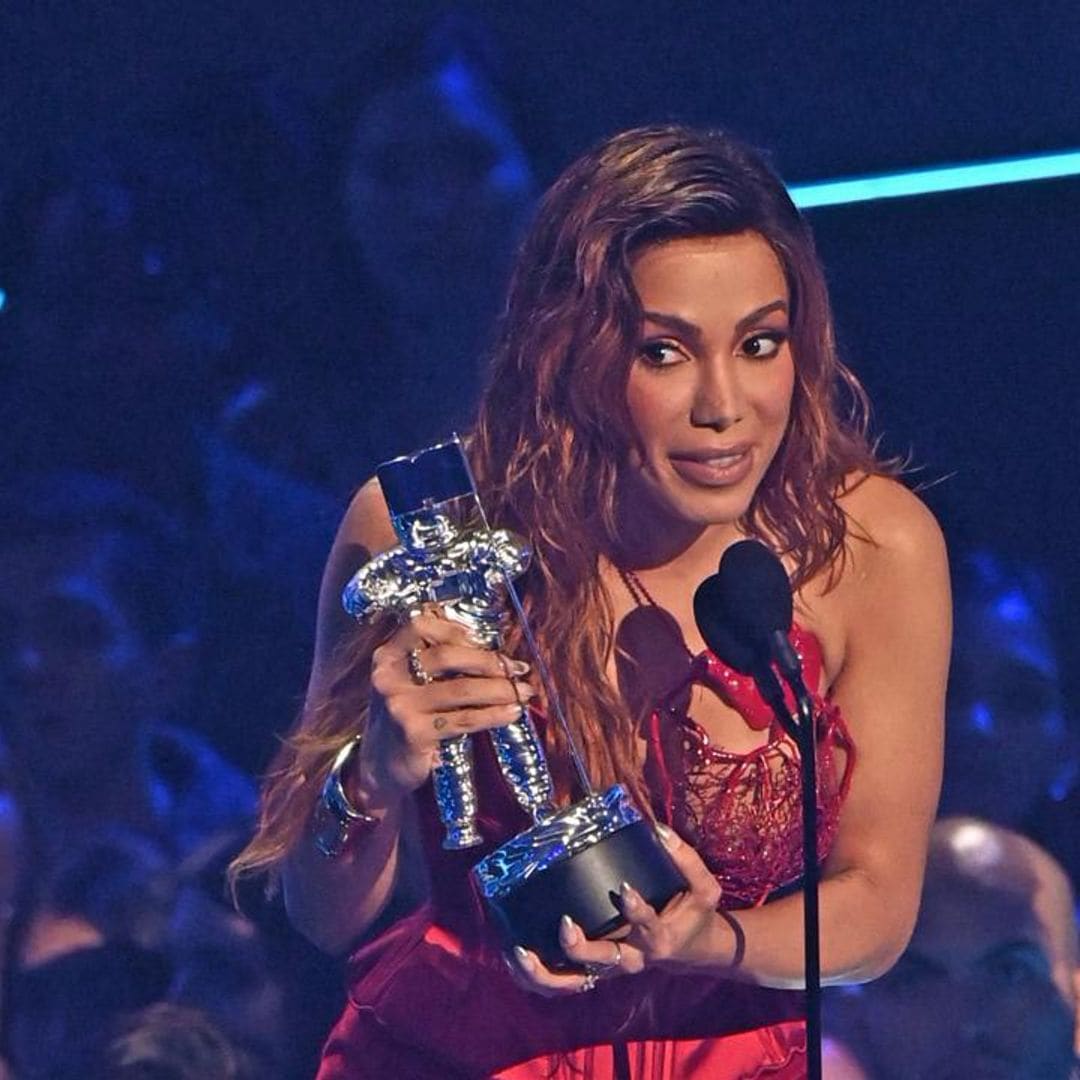 Anitta becomes the first Brazilian to win an award at the MTV VMAs