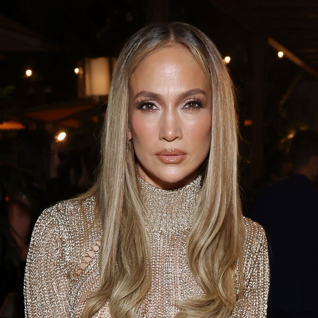 Jennifer Lopez makes eating a burrito look glamorous on the set of her new rom-com