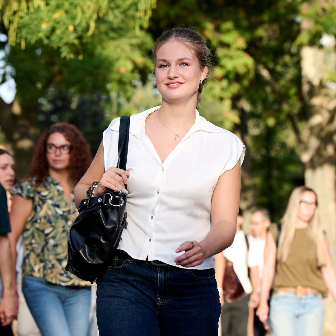 Princess Leonor shows how to wear white sneakers with cuffed jeans