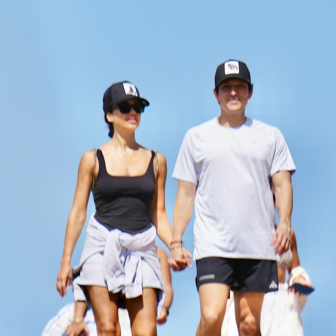 Jessica Alba and Danny Ramírez kiss while strolling along Australia’s Gold Coast