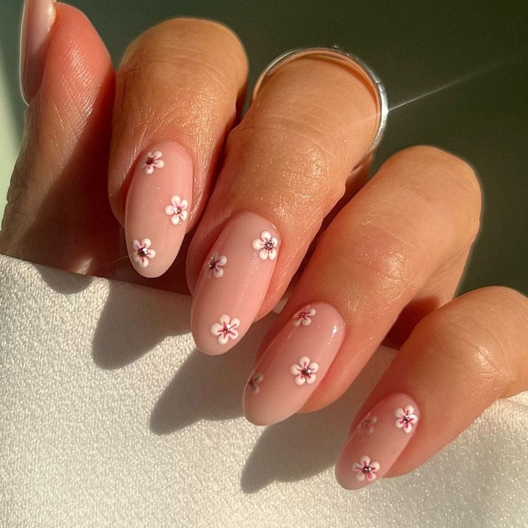 Daisy Nails: How to wear the most wanted floral manicure of the season