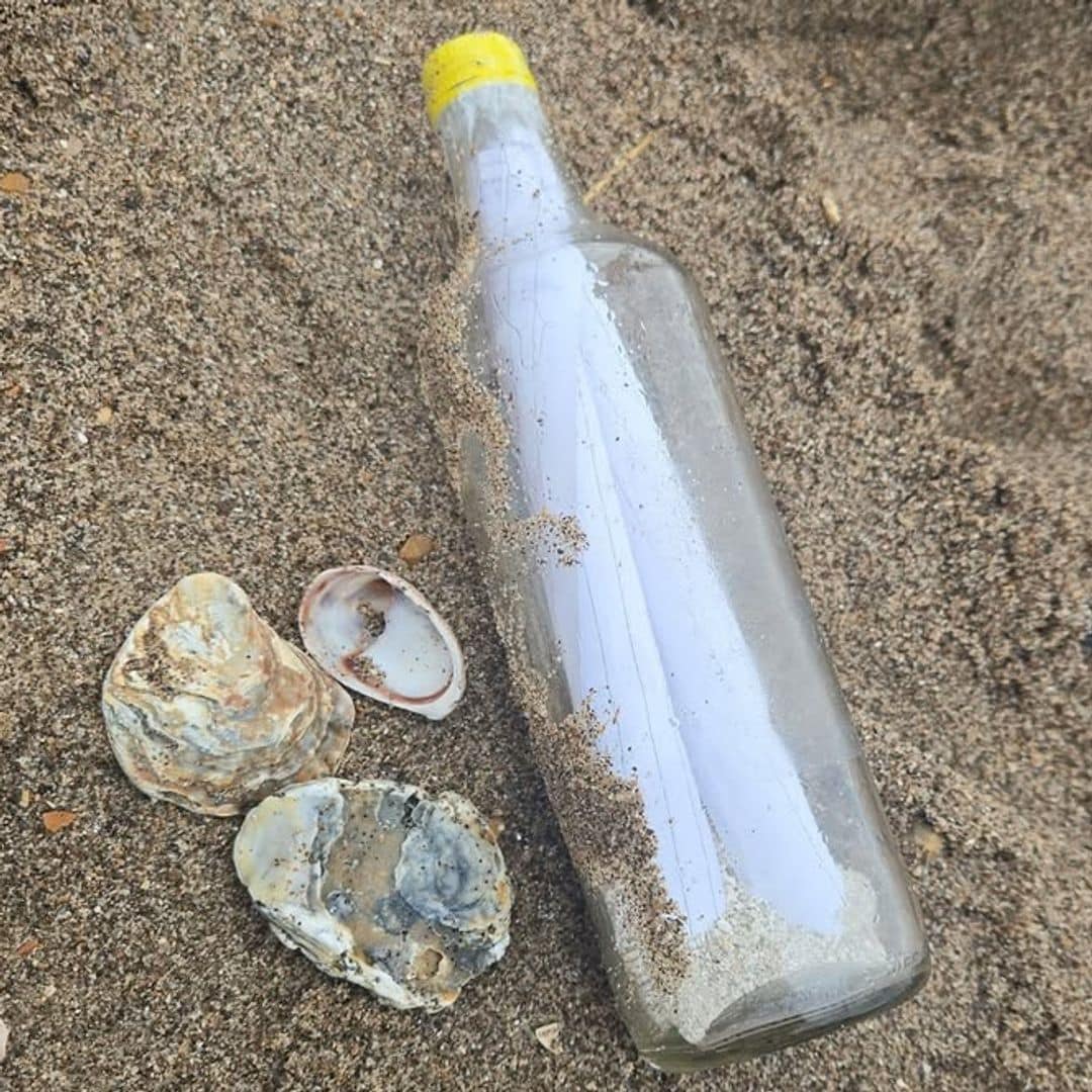 Stranger finds a mother’s ashes in a bottle on the beach and helps her dream of traveling live on