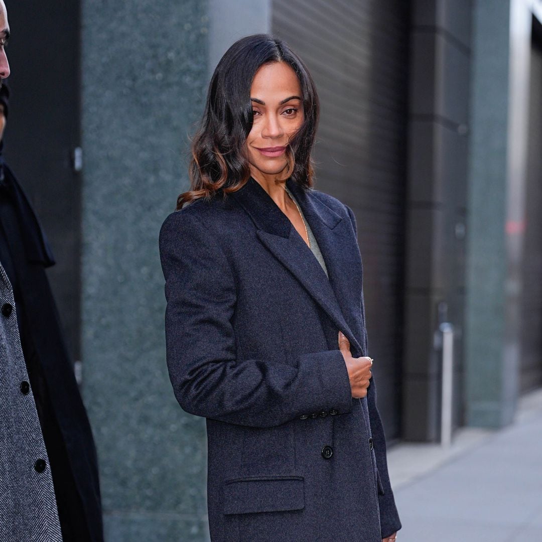 Zoe Saldaña shows her sexy lingerie in a pantless photo